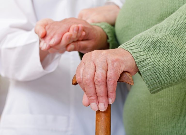 Premiação reconhece pessoas e instituições que atuam na defesa dos direitos do idoso - (Foto: Ocskay Bence/Fotolia)