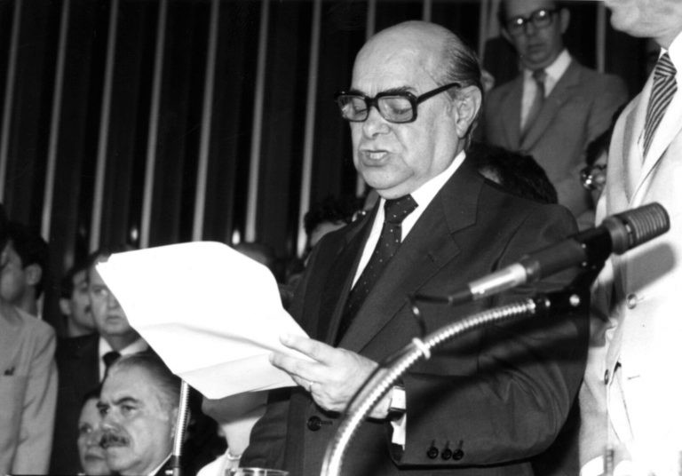 Tancredo Neves discursa no Plenário da Câmara; sentado ao lado está José Sarney - (Foto: Célio Azevedo)