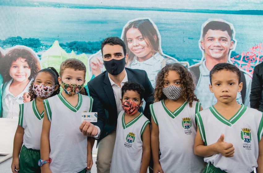 Prefeito JHC autorizou o pagamento do BEM durante o recesso escolar na rede municipal de ensino. Foto: Edvan Ferreira / Secom Maceió