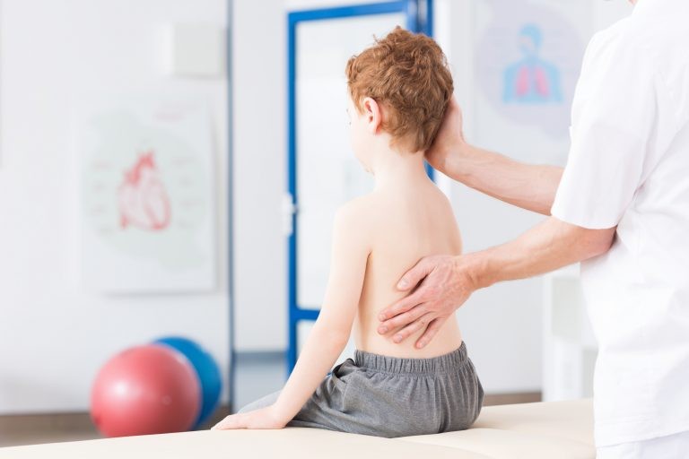 Desvio na coluna pode ser tratado com coletes ortopédicos e fisioterapia - (Foto: Depositphotos)