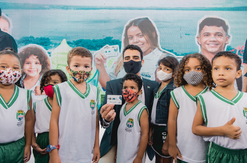 Prefeito JHC anunciou que todos os estudantes matriculados na rede municipal de ensino têm direito ao BEM. Foto: Edvan Ferreira / Secom Maceió
