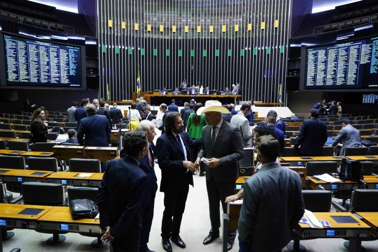 Deputados na sessão do Plenário desta terça-feira - (Foto: Pablo Valadares/Câmara dos Deputados)