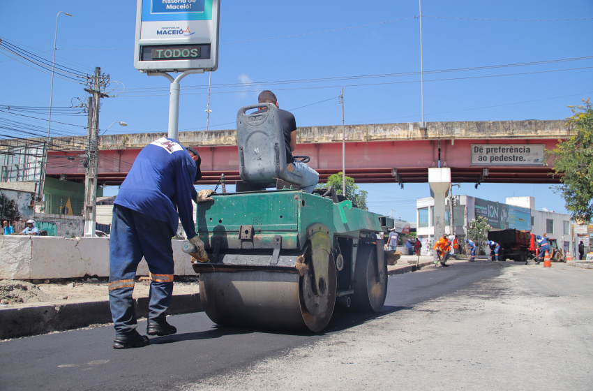 Prefeitura realiza recomposição asfáltica na Geraldo Melo. Foto: Júnior Bertoldo / Secom Maceió