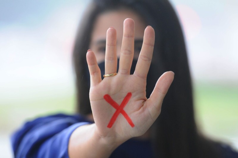 Polícia prende 36 homens por violência psicológica contra mulheres
