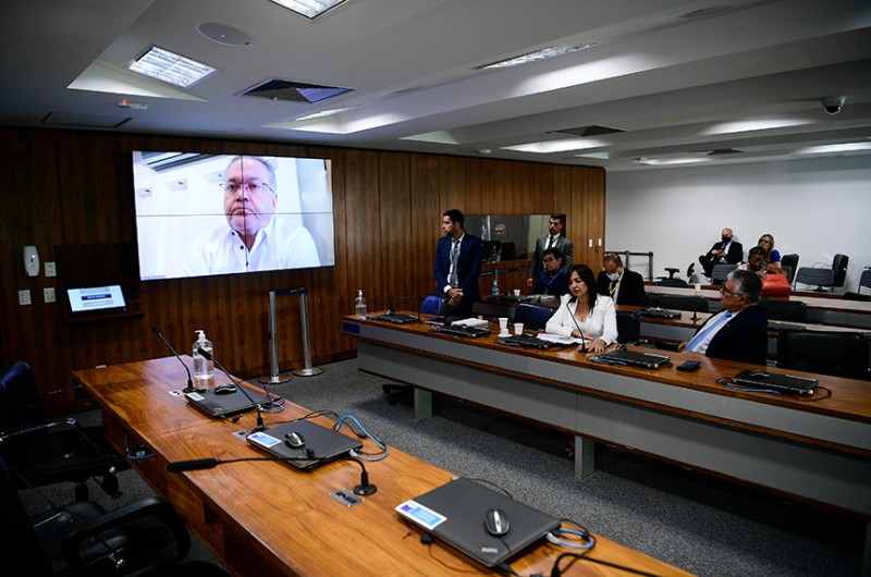 Roberto Rocha (no telão), Eliziane Gama e Eduardo Girão na reunião da semana passada, que terminou sem consenso - Pedro França/Agência Senado