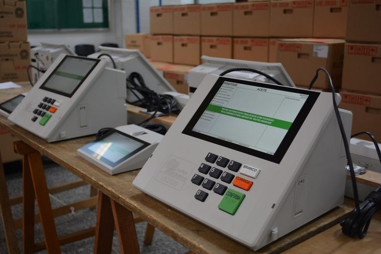 Novo modelo de urna eletrônica comprado pelo TSE será inaugurado nesta eleição - (Foto: TRE/SP)