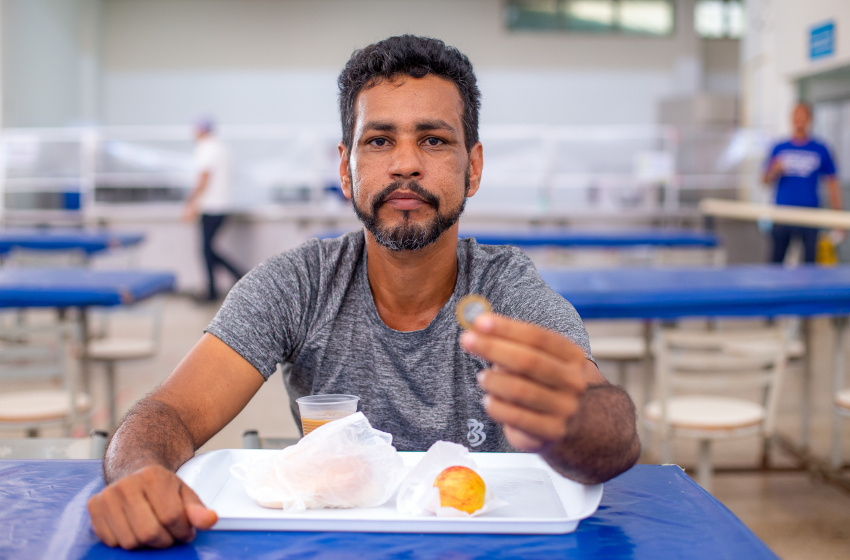 Kennedy toma café no Restaurante Popular todos os dias / Foto: Alisson Frazão