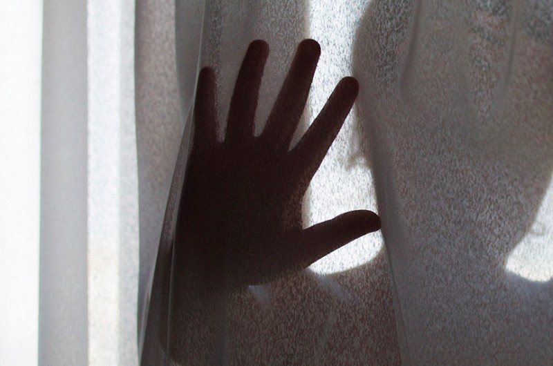 O programa Sinal Vermelho prevê que a letra X escrita na mão da mulher, preferencialmente na cor vermelha, funcione como um sinal de denúncia de situação de violência em curso - Stockphoto