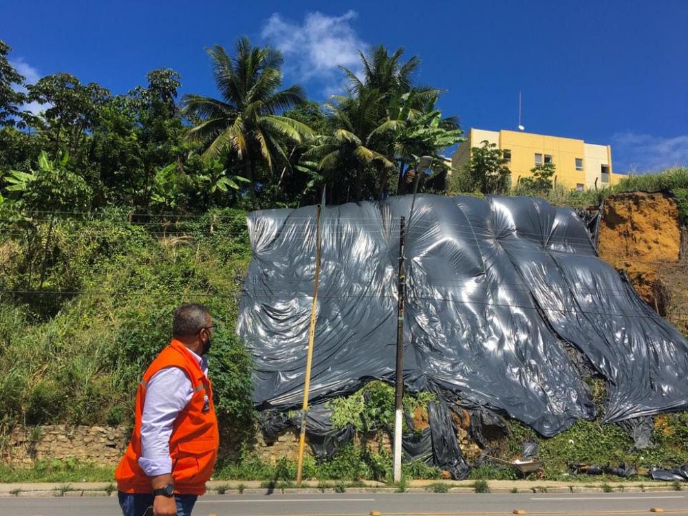 Defeza Civil de Maceió retoma aplicação de lonas de contenção em barreiras