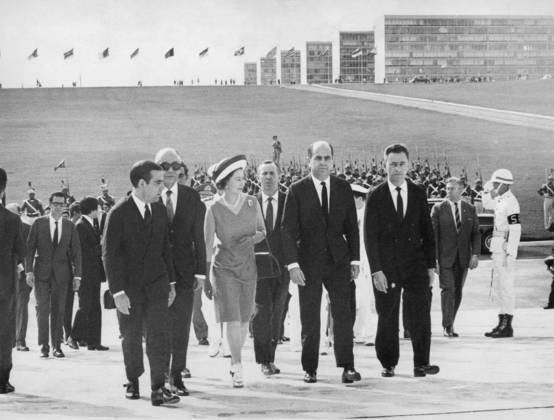 No dia 5 de novembro de 1968, a rainha e seu marido, o príncipe Philip, foram recepcionados por deputados e senadores. - Agência Senado