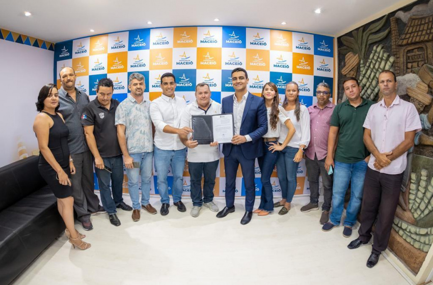 Prefeito JHC revogou a lei de 2019 e assinou decreto que garante vaga aos motoristas de aplicativo no Conselho Municipal de Trânsito. Foto: Itawi Albuquerque / Secom Maceió