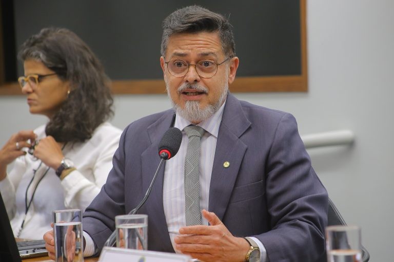 O relator, deputado Eduardo Barbosa, recomendou mudanças no texto original - (Foto: Paulo Sérgio/Câmara dos Deputados)