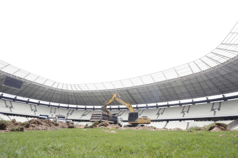 Governo do Ceará inicia troca do gramado na Arena Castelão