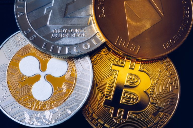 Símbolos de criptomoedas, que são ativos digitais - (Foto: Depositphotos)