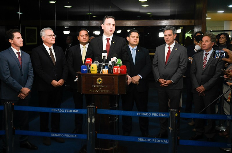 O presidente do Senado, Rodrigo Pacheco, e o presidente da CCJ, Davi Alcolumbre, participaram de entrevista coletiva nesta terça - Jefferson Rudy/Agência Senado