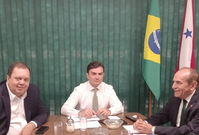 Elmar Nascimento (E), relator da PEC, ao lado de Celso Sabino (C) e Marcelo Castro, relator do Orçamento 2023 - (Foto: Divulgação/CMO)