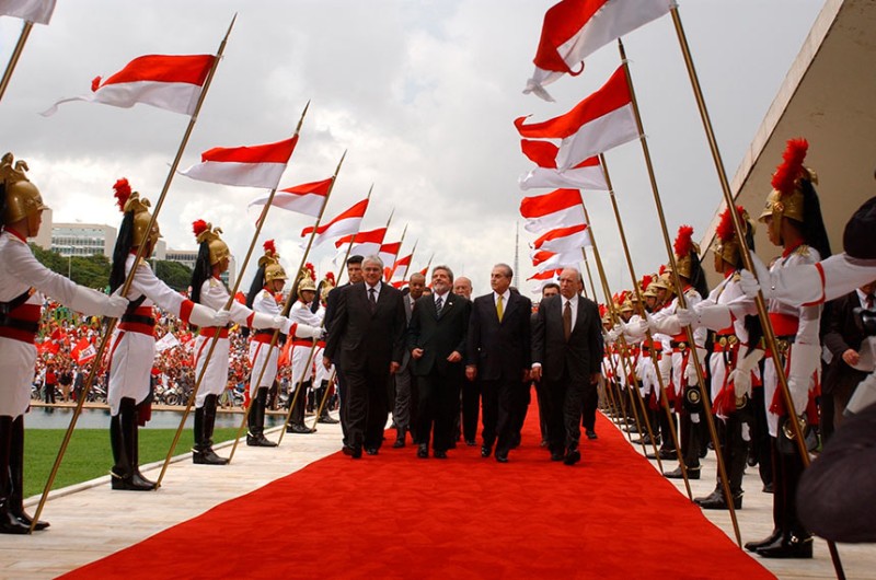 Lula e seu vice José Alencar sobem a rampa do Congresso em janeiro de 2003 para o primeiro mandato presidencial deles - Célio de Azevedo