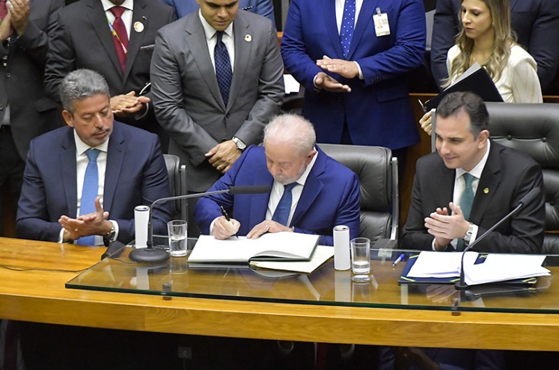 Entre lira e Pacheco (D), Lula assina pela terceira vez o livro de posse presidencial - Jonas Pereira/Agência Senado