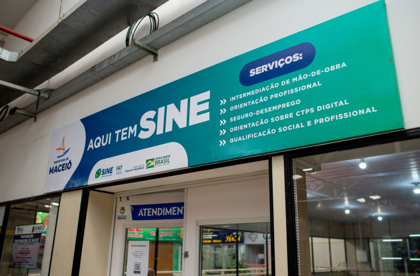 Interessados podem ter acesso aos serviços do Sine Maceió no posto de atendimento no 2º piso do Shopping Popular (Foto: Juliete Santos/Secom Maceió)