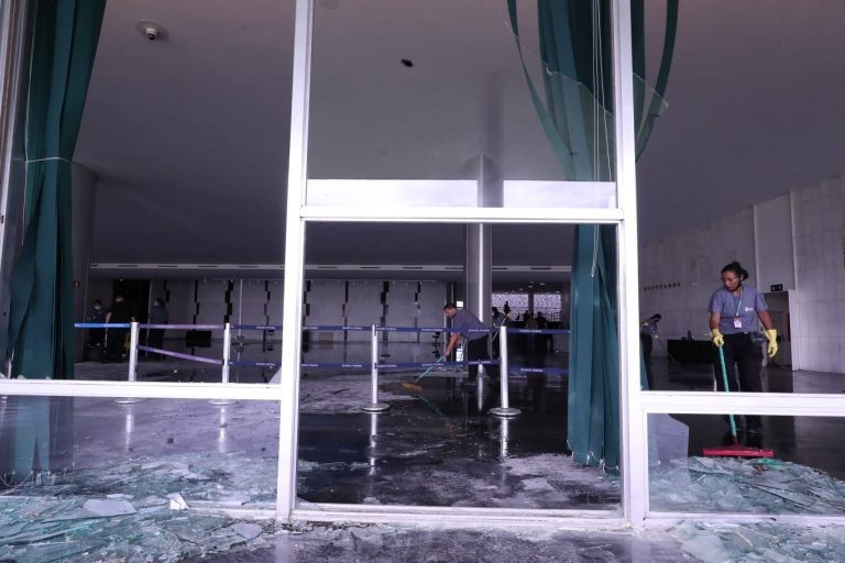 Vidros do Salão Negro do Congresso Nacional foram destruídos - (Foto: Bruno Spada/Câmara dos Deputados)