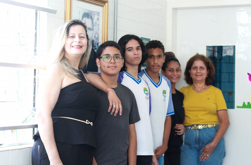 Estudantes aprovados, diretora escolar e coordenadora pedagógica da Arnon de Melo. Foto: Jamerson Soares (estagiário)/Ascom Semed