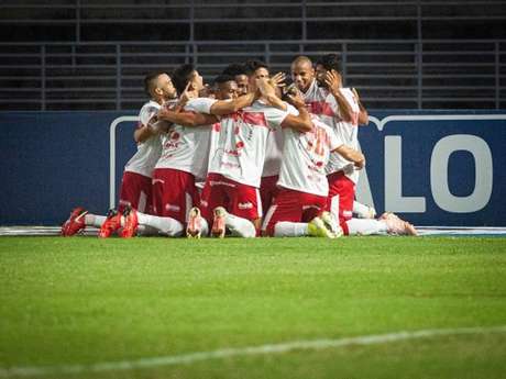 CRB goleia Brusque e entra no G4