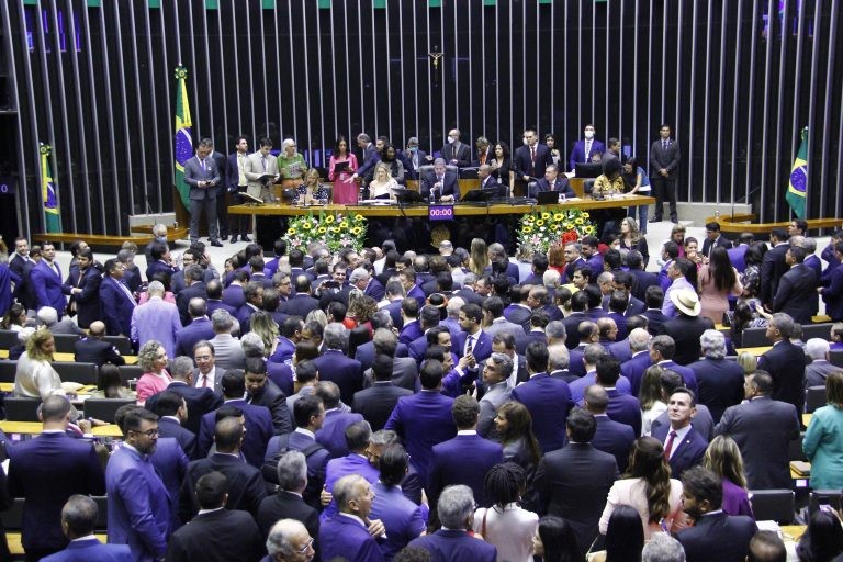 Parlamentares aguardam início da sessão no Plenário da Câmara - (Foto: Carol Siqueira/Câmara dos Deputados)