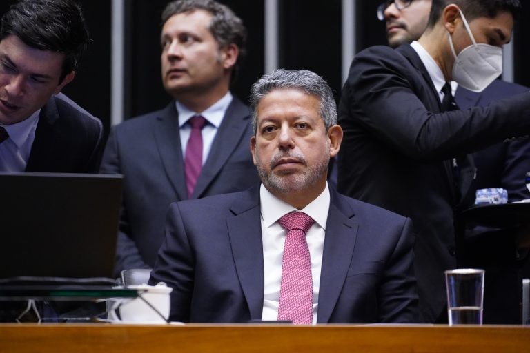 Em seu discurso, Lira voltou a defender a aprovação da reforma tributária - (Foto: Pablo Valadares / Câmara dos Deputados)