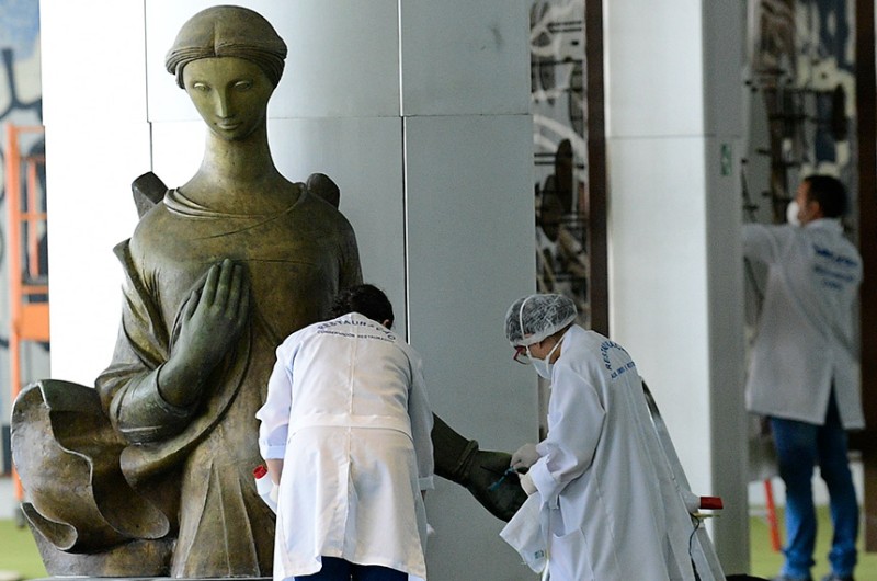 Escultura 'Anjo' em bronze fundido, de Alfredo Ceschiatti, localizada no Salão Verde da Câmara dos Deputados, é avaliada depois dos atos de vandalismo do dia 8 de jenrio de 2023 - Pedro França/Agência Senado