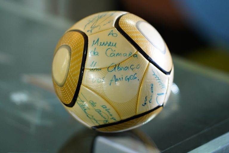 Bola doada à Câmara pelo time do Santos, no centenário do clube - (Foto: Pablo Valadares / Câmara dos Deputados)