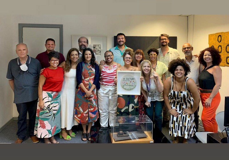 A Comissão da Associação dos Servidores e Trabalhadores da Funarte (Asserte), com a presidenta da Fundação Maria Marighella (bordado em mãos); o diretor-executivo, Leonardo Lessa (blazer) e outras(os) dirigentes e assessoras(os). Foto: Ali Celestino. - Fo