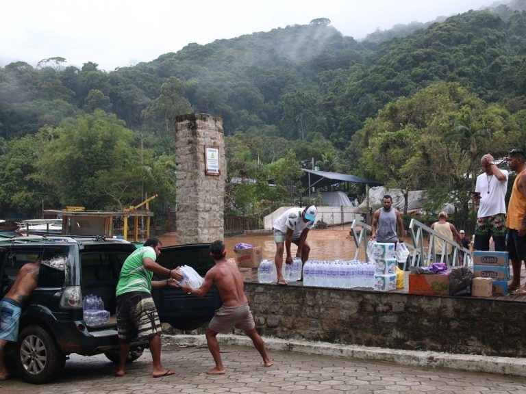 Chegada de doações de água e mantimentos em Boiçucanga, no litoral norte de SP - (Foto: Rovena Rosa/Agência Brasil)