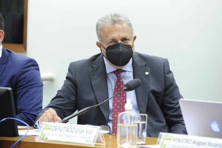 Deputado Elias Vaz, que pediu a presença do ministro Ramos na comissão - (Foto: Gustavo Sales/Câmara dos Deputados)