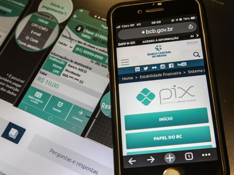 Pix permite transferências rápidas pelo celular - (Foto: Marcello Casal Jr/Agência Brasil)