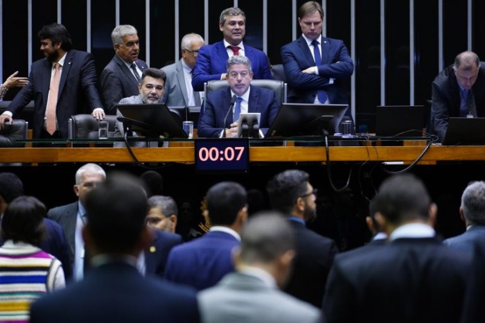 Arthur Lira (C) preside a sessão do Plenário desta quarta-feira - (Foto: Pablo Valadares/Câmara dos Deputados)