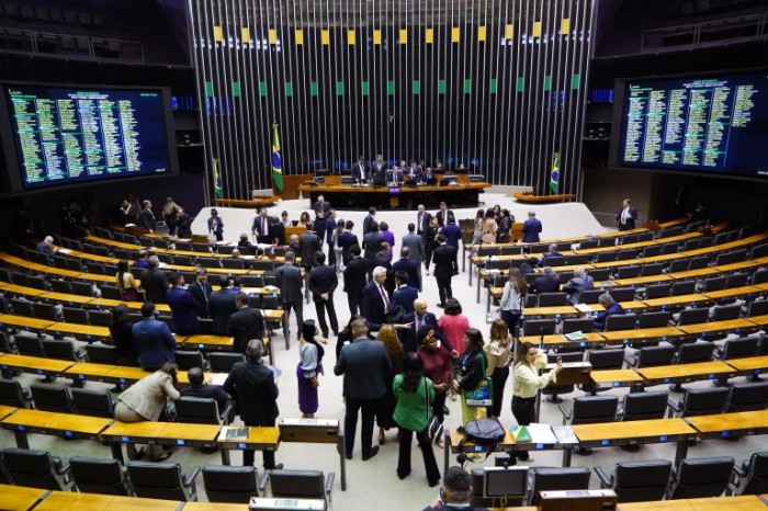 Deputados reunidos em sessão do Plenário - (Foto: Pablo Valadares/Câmara dos Deputados)