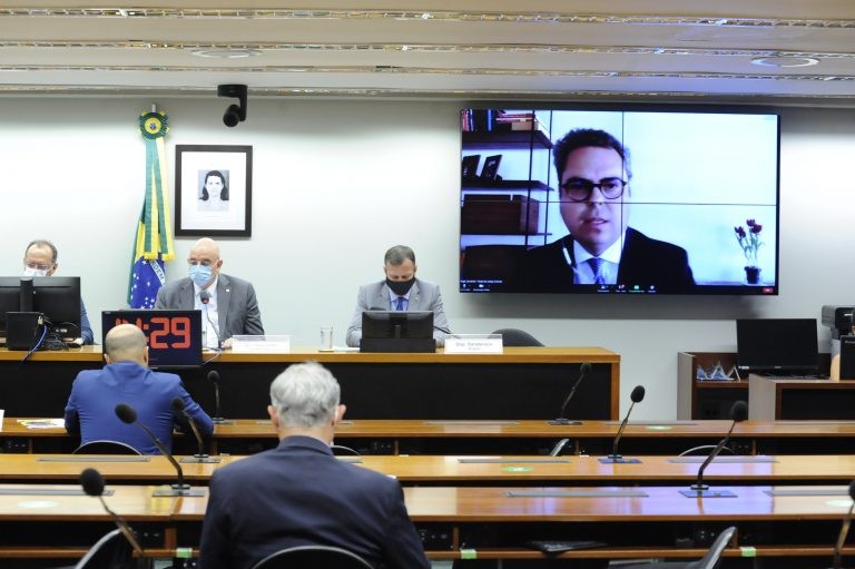 Hugo Leonardo (no telão): o texto cria um Estado autoritário e policialesco - (Foto: Gustavo Sales/Câmara dos Deputados)