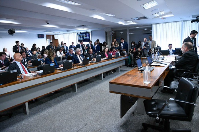 O senador Esperidião Amin (que propôs a audiência) em reunião da CE, presidida por Flávio Arns - Geraldo Magela/Agência Senado