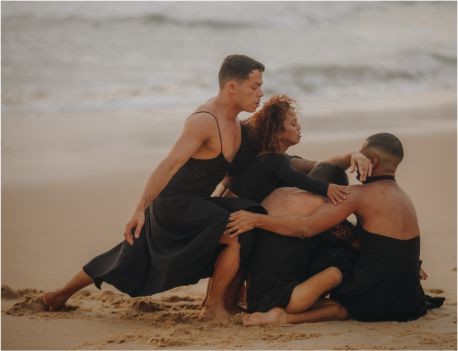 Data representa espaço de mobilização, resistência e re-existência da linguagem (Registro do Coletivo Cida com o espetáculo “Maré”, premiado pela Funarte em 2020 - Fotografia: Brunno Martins - Edição CCOM Funarte)