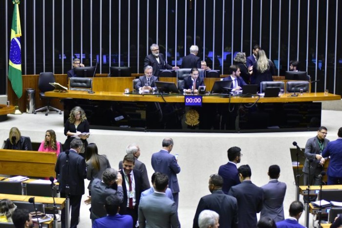 Deputados na sessão do Plenário - (Foto: Zeca Ribeiro/Câmara dos Deputados)