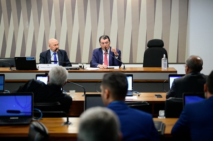 O senador Eduardo Braga (ao microfone, ao lado de Confúcio Moura) é o relator da indicação na CI - Foto: Pedro França/Agência Senado