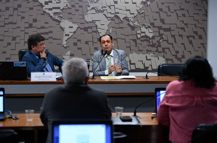 Kajuru (à dir., ao lado do presidente da CCT, Carlos Viana) é o autor do projeto - Foto: Edilson Rodrigues/Agência Senado