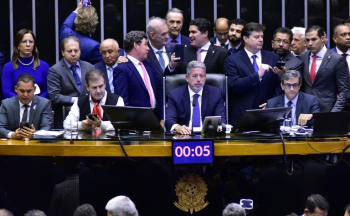 Arthur Lira (C) comanda a sessão do Plenário - (Foto: Zeca Ribeiro/Câmara dos Deputados)