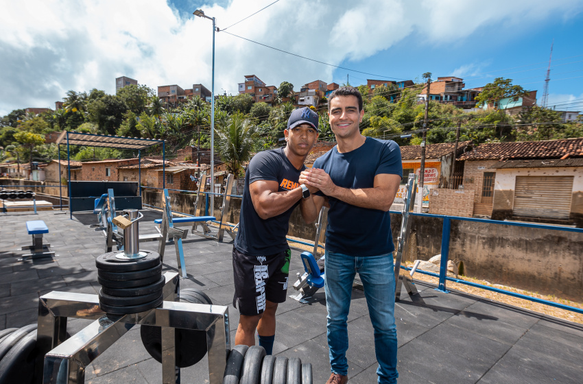 Prefeito JHC com o morador Erivaldo da Conceição, na academia do Vale do Reginaldo. Foto: Itawi Albuquerque/ Secom Maceió