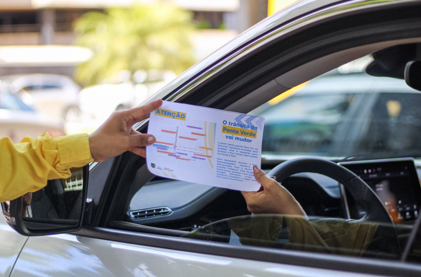 DMTT realiza ação educativa sobre funcionamento de novo contorno de quadra na Ponta Verde