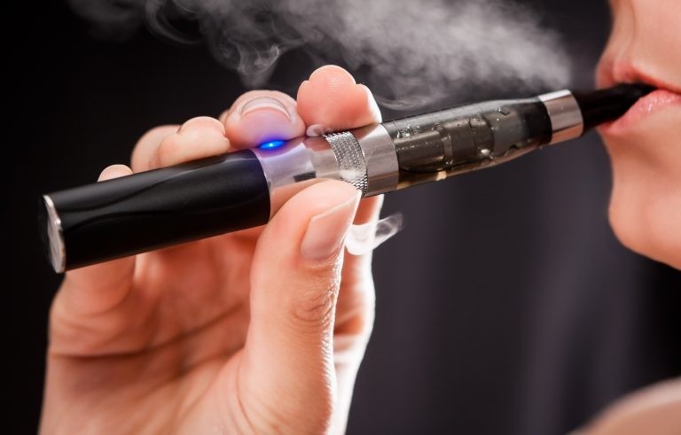 Dispositivos eletrônicos liberam doses mais altas de nicotina - (Foto: Depositphotos)