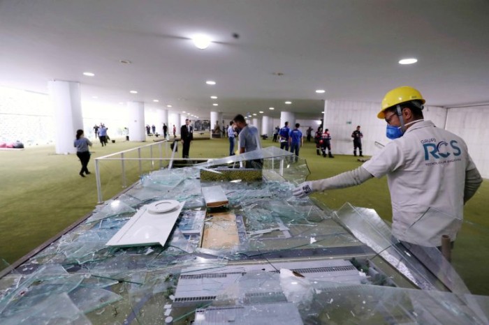 Funcionário da Câmara avalia a destruição provocada durante invasão de 8 de janeiro - (Foto: Bruno Spada/Câmara dos Deputados)