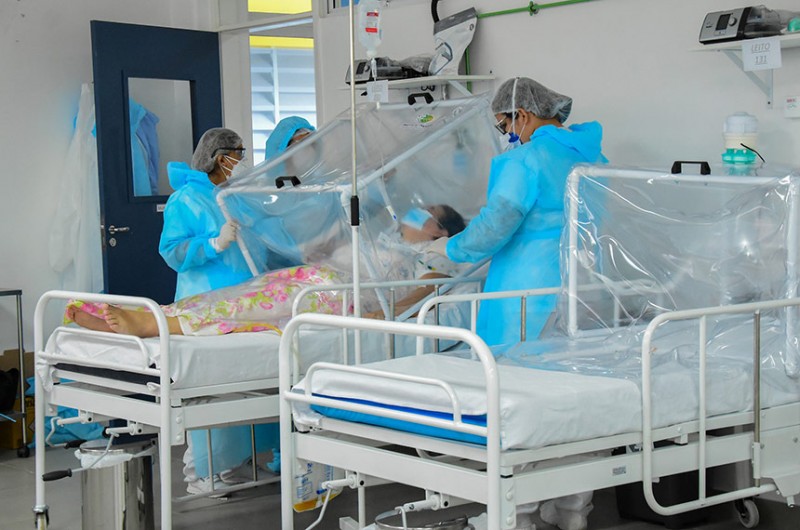Enfermeiros atendem paciente em hospital de campanha para covid-19 em Manaus - INGRID ANNE/Fotos Públicas