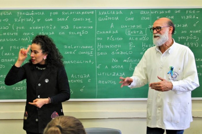 Guia-intérprete é o profissional que domina pelo menos uma forma de comunicação com surdocegos - (Foto: Divulgação/Agência de Notícias do Paraná)