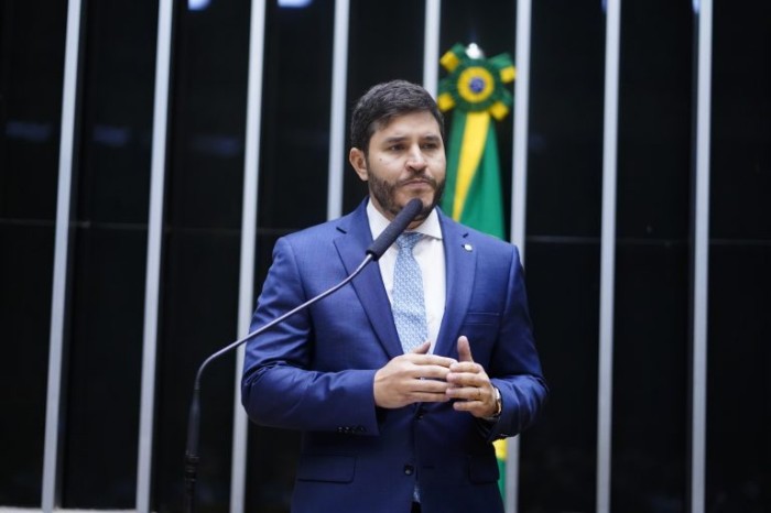 Maurício Carvalho retirou do texto a obrigatoriedade de realização de palestras - (Foto: Pablo Valadares/Câmara dos Deputados)
